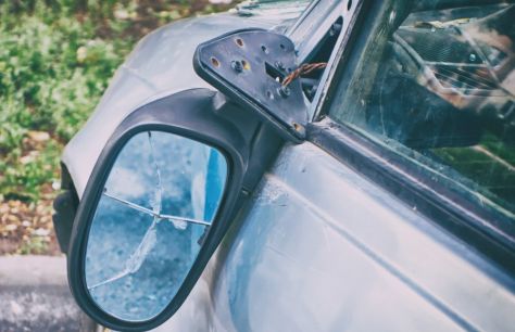 <br />
Кто виноват, если машины притерлись зеркалами?<br />
