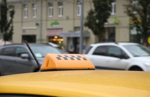 <br />
Такси вылетело на тротуар в Петербурге, чуть не сбив пешеходов<br />
