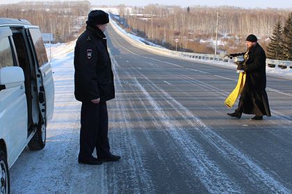 <br />
Российских автомобилистов защитили от аварий святой водой и молитвами<br />

