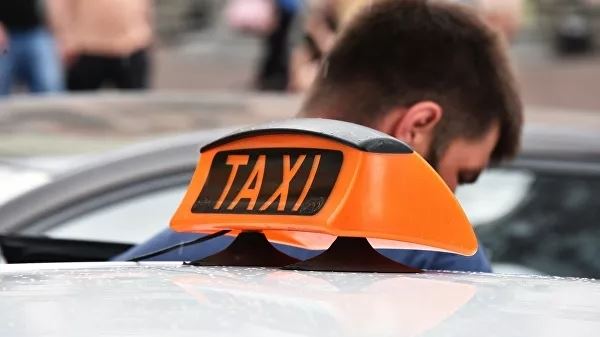 <br />
Водитель такси насмерть сбил двух человек на Киевском шоссе<br />
