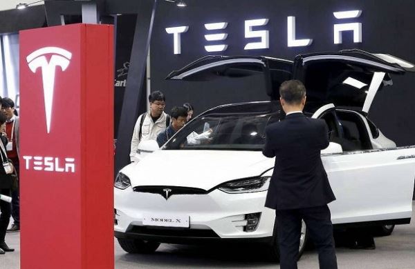 <br />
Автомобили Tesla принялись разгоняться без участия водителей<br />
