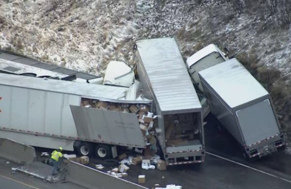 <br />
Массовое ДТП перекрыло шоссе в Пенсильвании<br />
