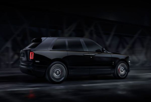 Rolls-Royce Cullinan Black Badge представлен в России