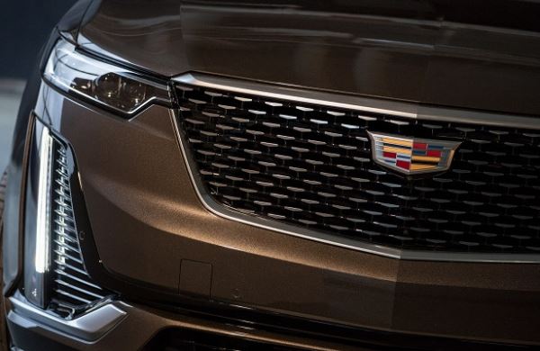 <br />
Cadillac объяснил расположение значка на решётке<br />
